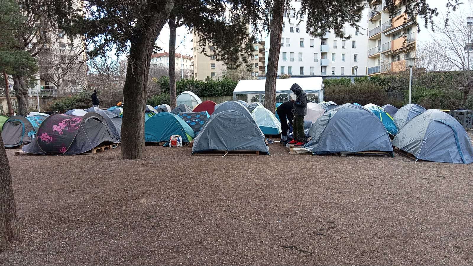 Une soixante de jeunes réfugiés, des mineurs isolés, vivent dans le square du Béguin à Lyon. © Collectif Soutiens/Migrants Croix-Rousse